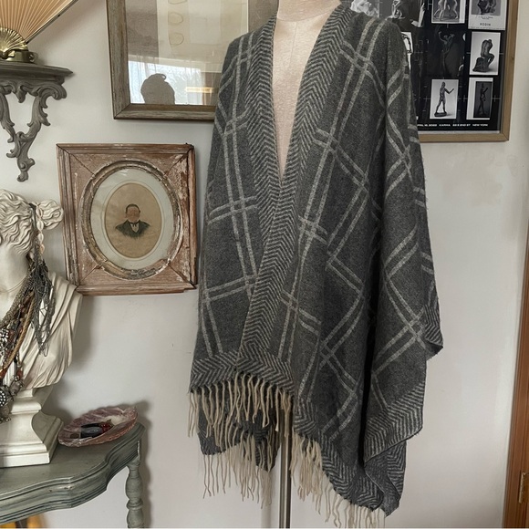 Super soft plaid fringe shawl coverup wrap scarf - Picture 3 of 5